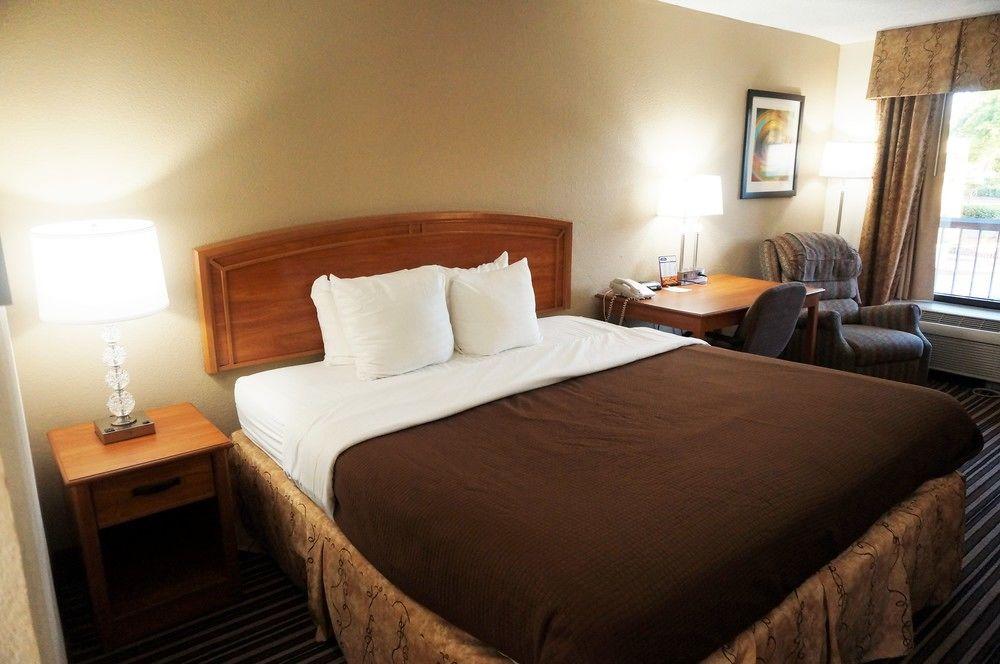 Howard Johnson By Wyndham Greensboro Near The Coliseum Экстерьер фото
