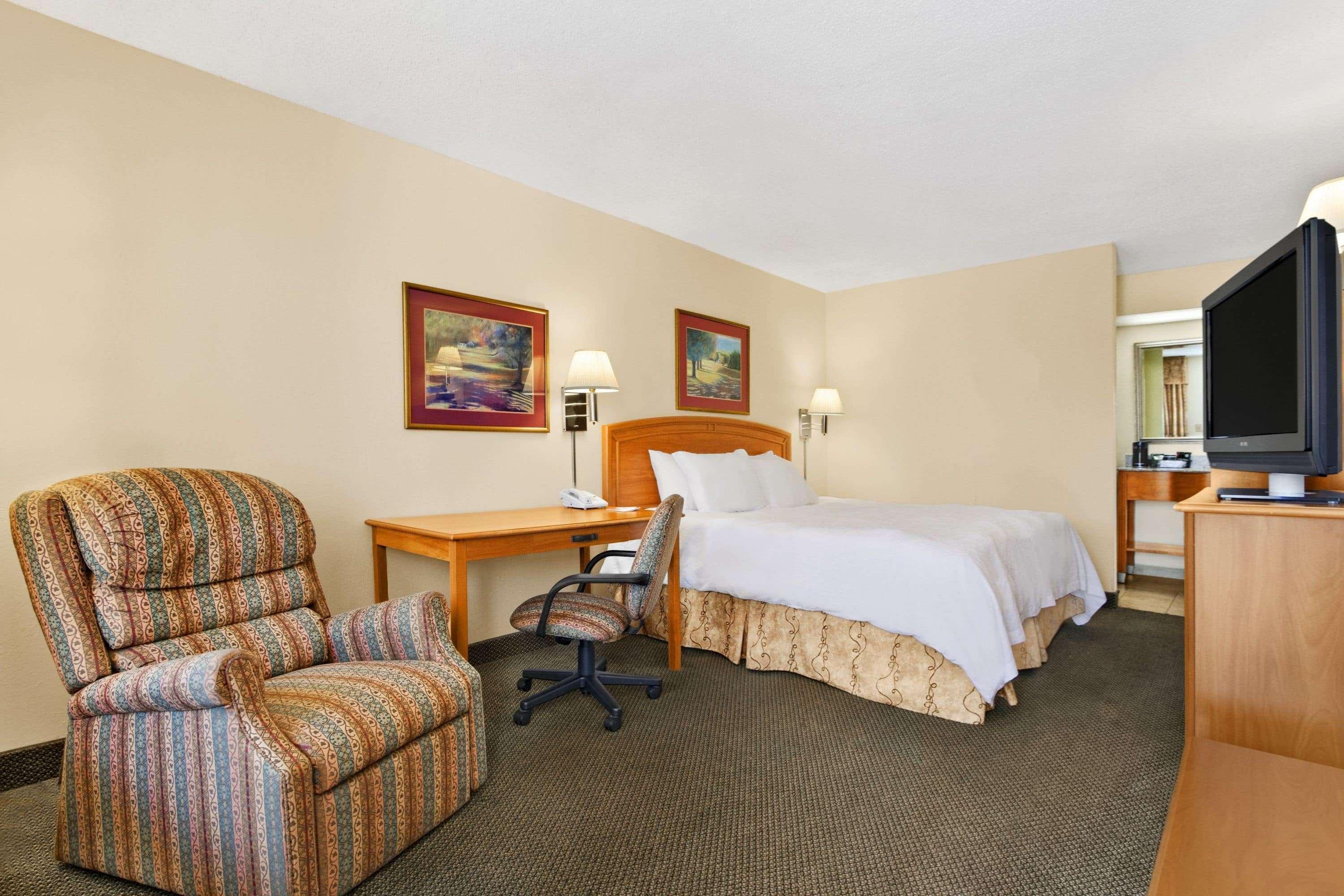 Howard Johnson By Wyndham Greensboro Near The Coliseum Экстерьер фото
