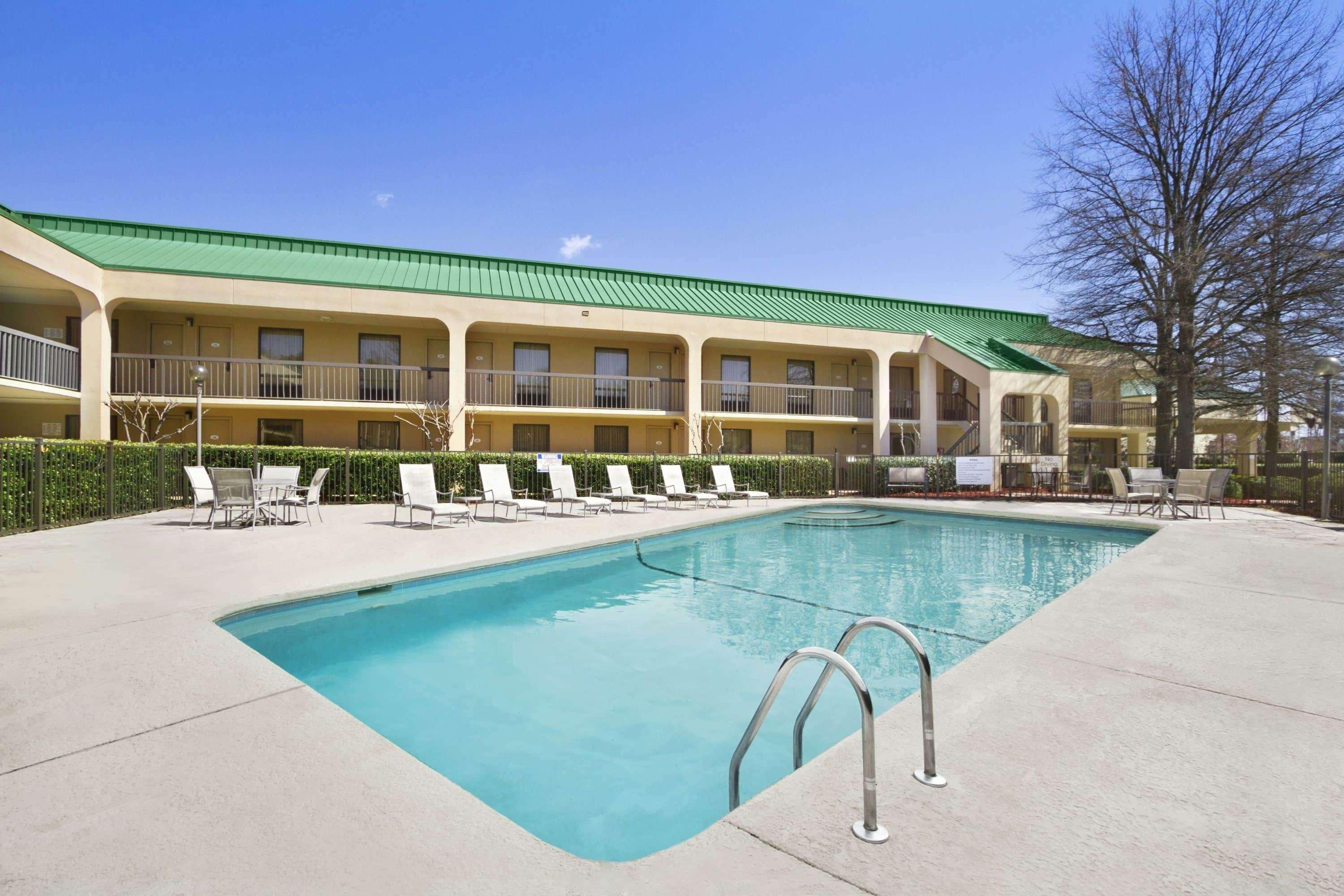 Howard Johnson By Wyndham Greensboro Near The Coliseum Экстерьер фото