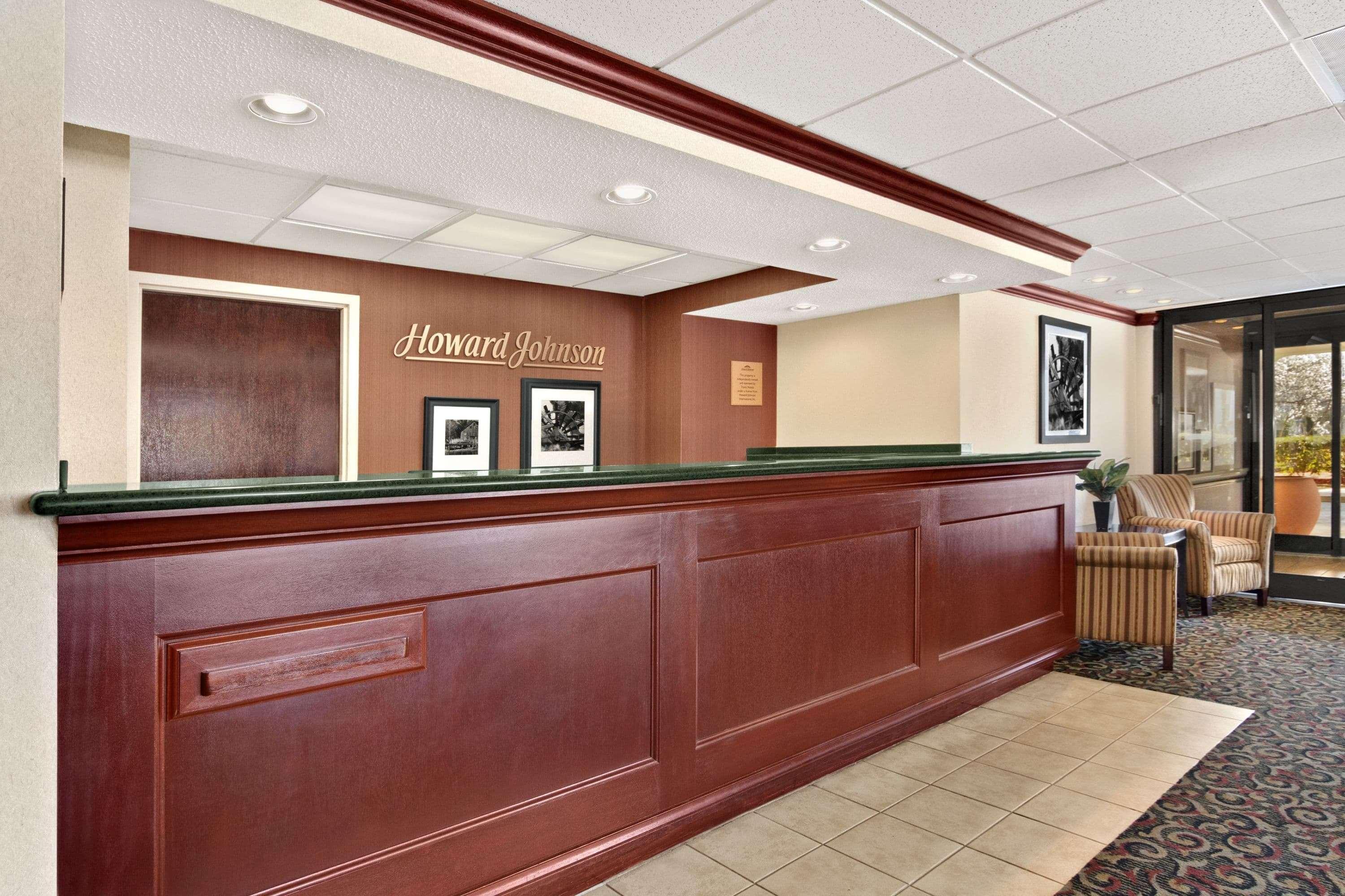 Howard Johnson By Wyndham Greensboro Near The Coliseum Экстерьер фото
