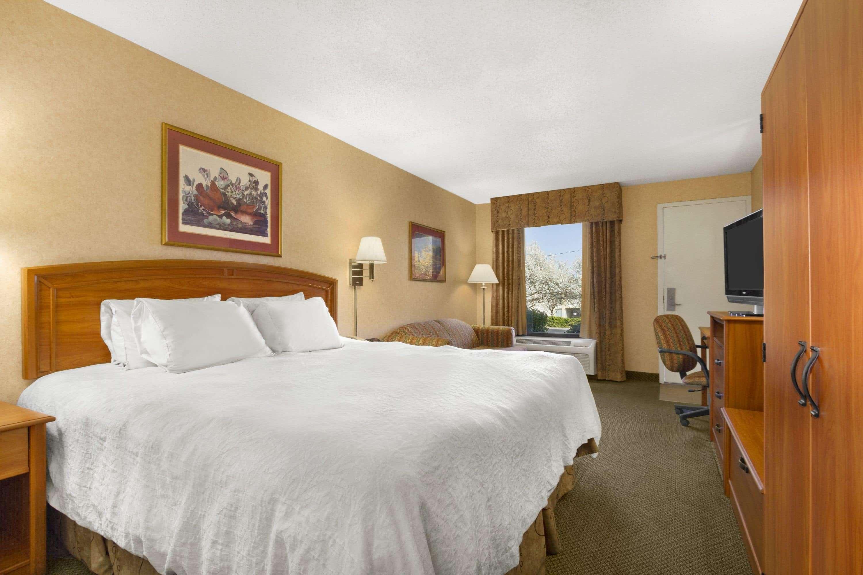 Howard Johnson By Wyndham Greensboro Near The Coliseum Экстерьер фото