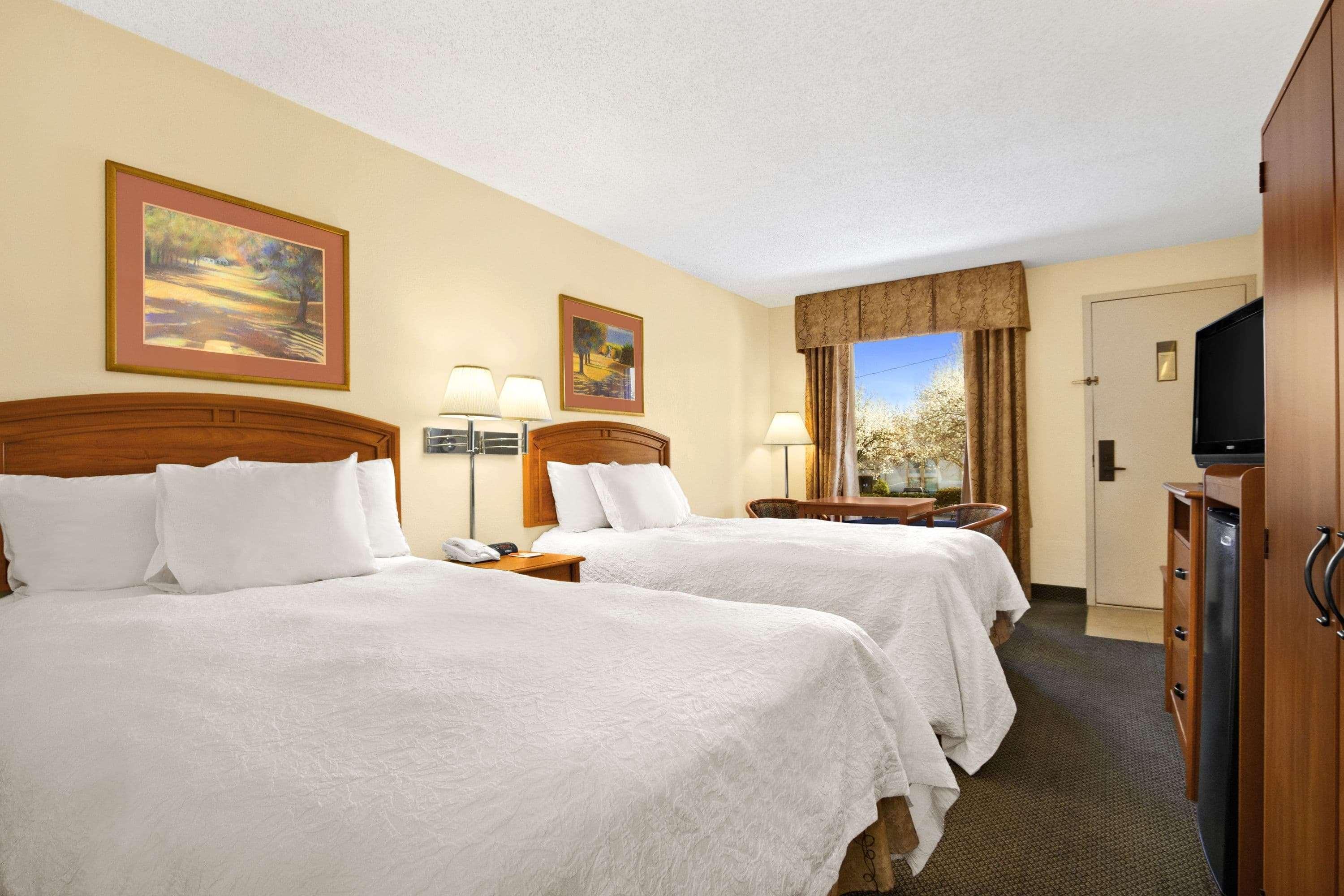 Howard Johnson By Wyndham Greensboro Near The Coliseum Экстерьер фото