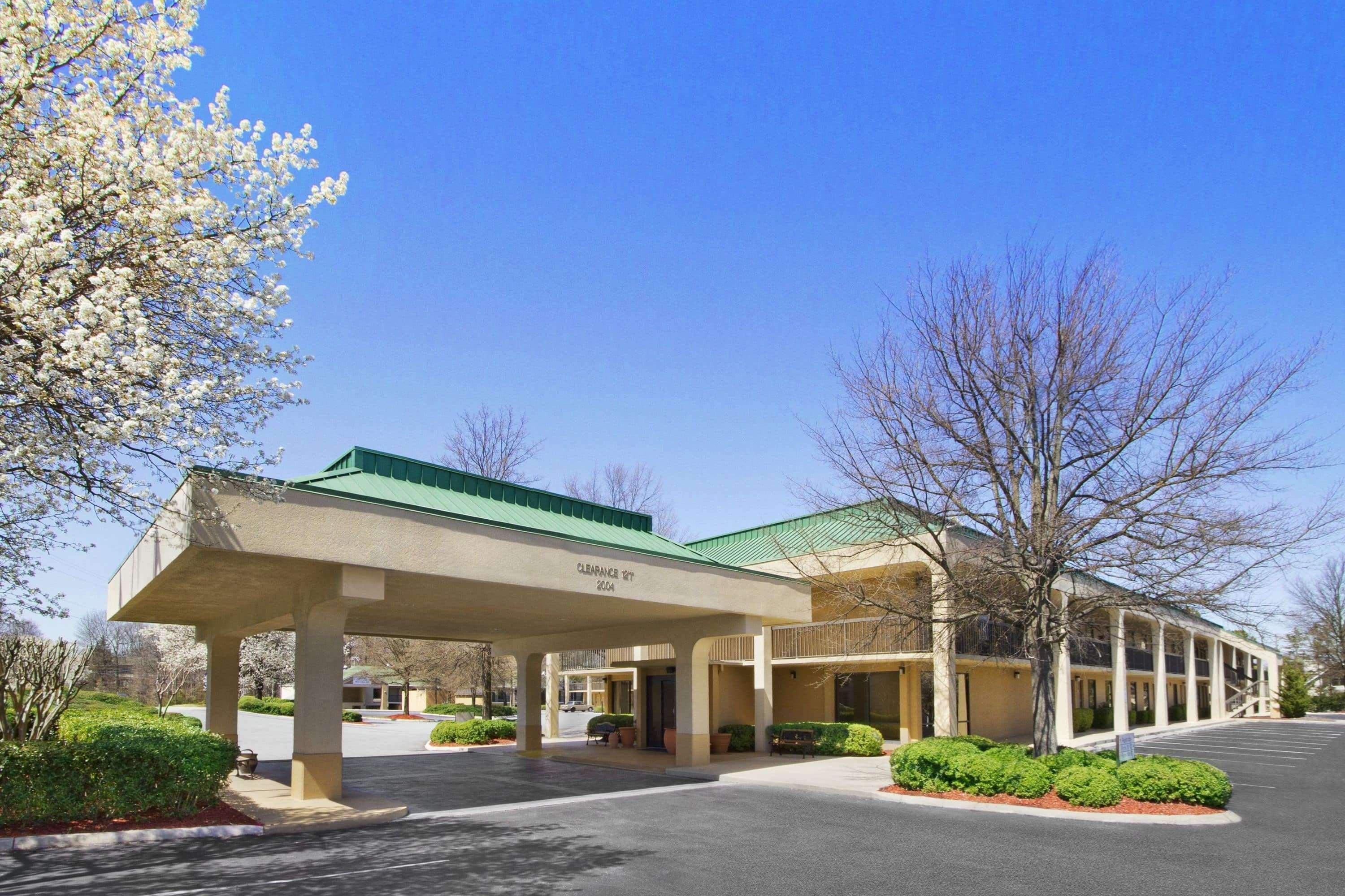 Howard Johnson By Wyndham Greensboro Near The Coliseum Экстерьер фото