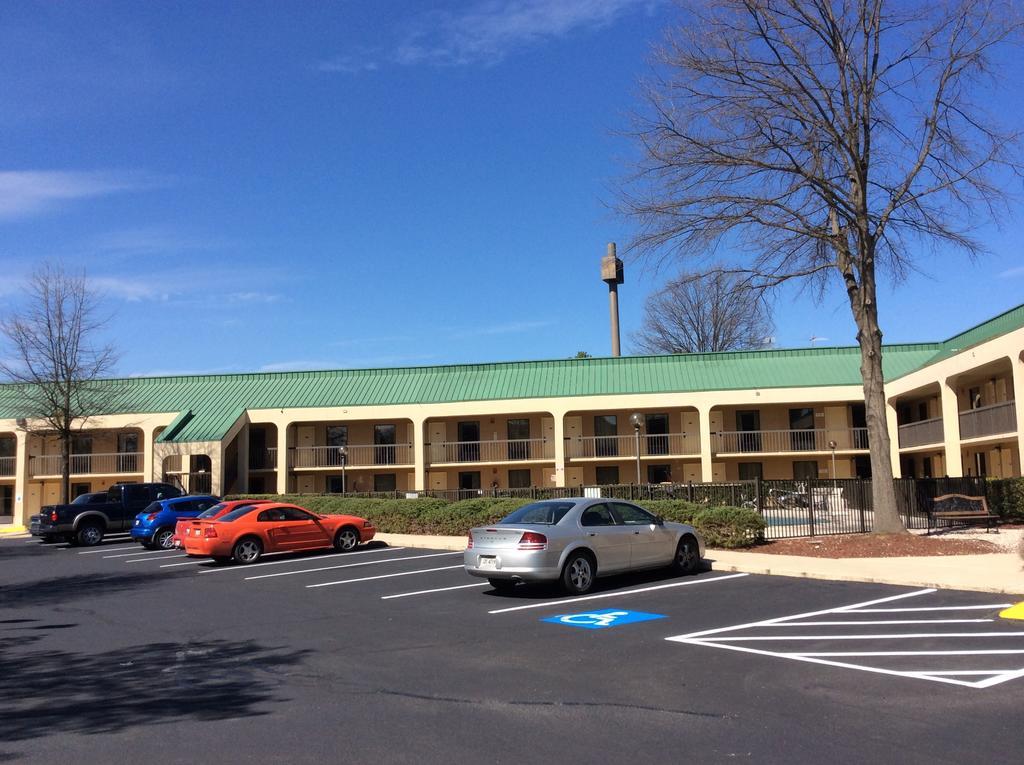 Howard Johnson By Wyndham Greensboro Near The Coliseum Экстерьер фото