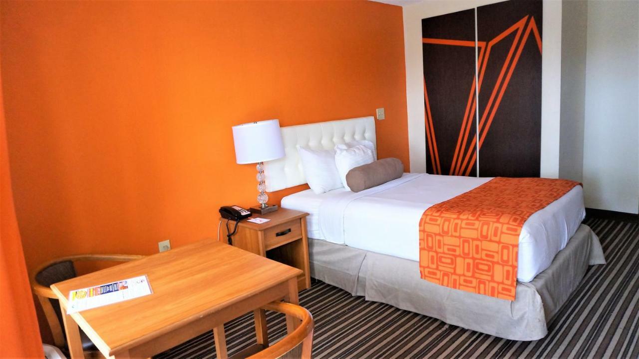 Howard Johnson By Wyndham Greensboro Near The Coliseum Экстерьер фото