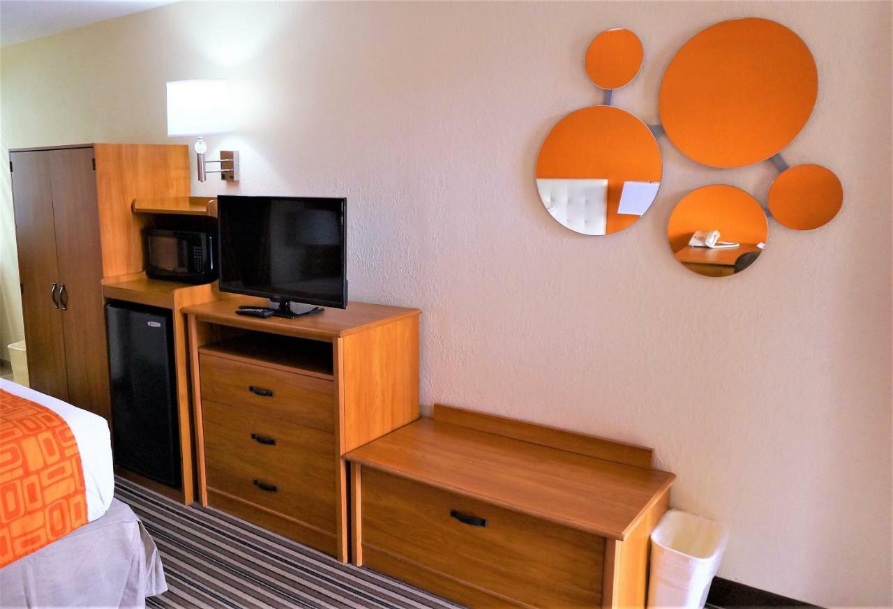 Howard Johnson By Wyndham Greensboro Near The Coliseum Экстерьер фото