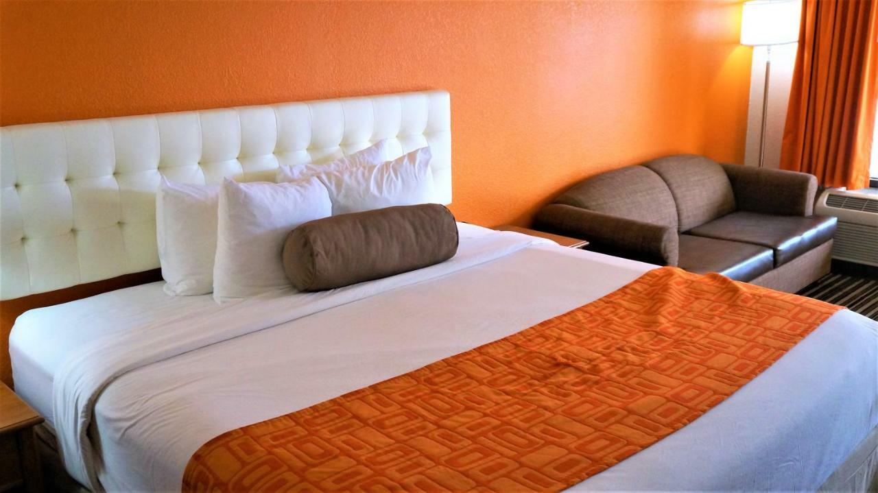 Howard Johnson By Wyndham Greensboro Near The Coliseum Экстерьер фото