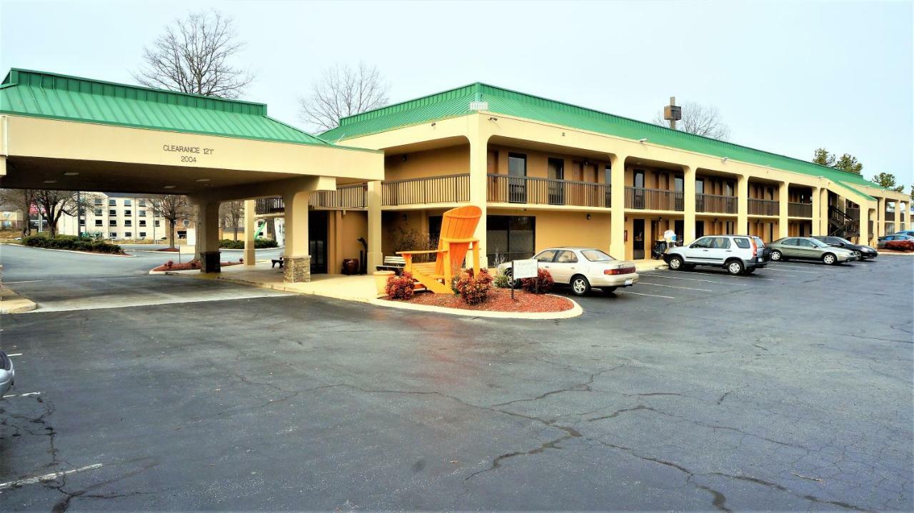 Howard Johnson By Wyndham Greensboro Near The Coliseum Экстерьер фото