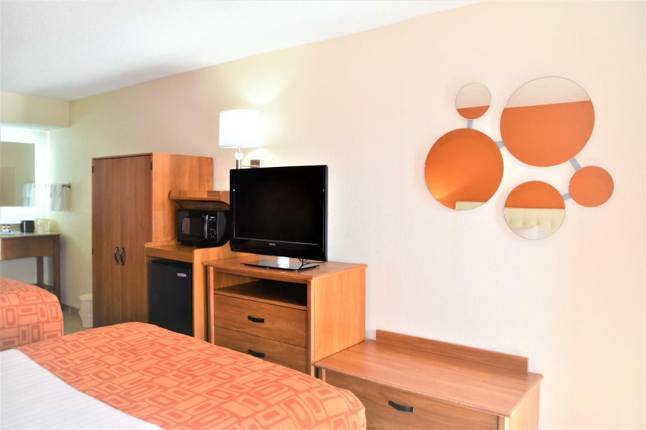 Howard Johnson By Wyndham Greensboro Near The Coliseum Экстерьер фото