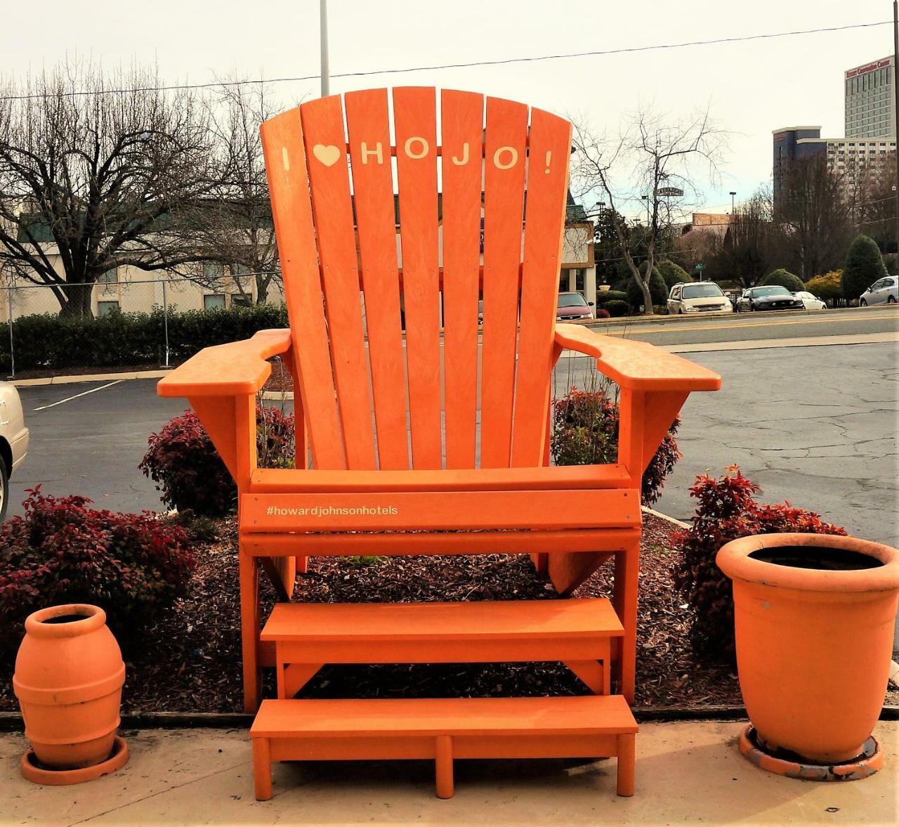 Howard Johnson By Wyndham Greensboro Near The Coliseum Экстерьер фото