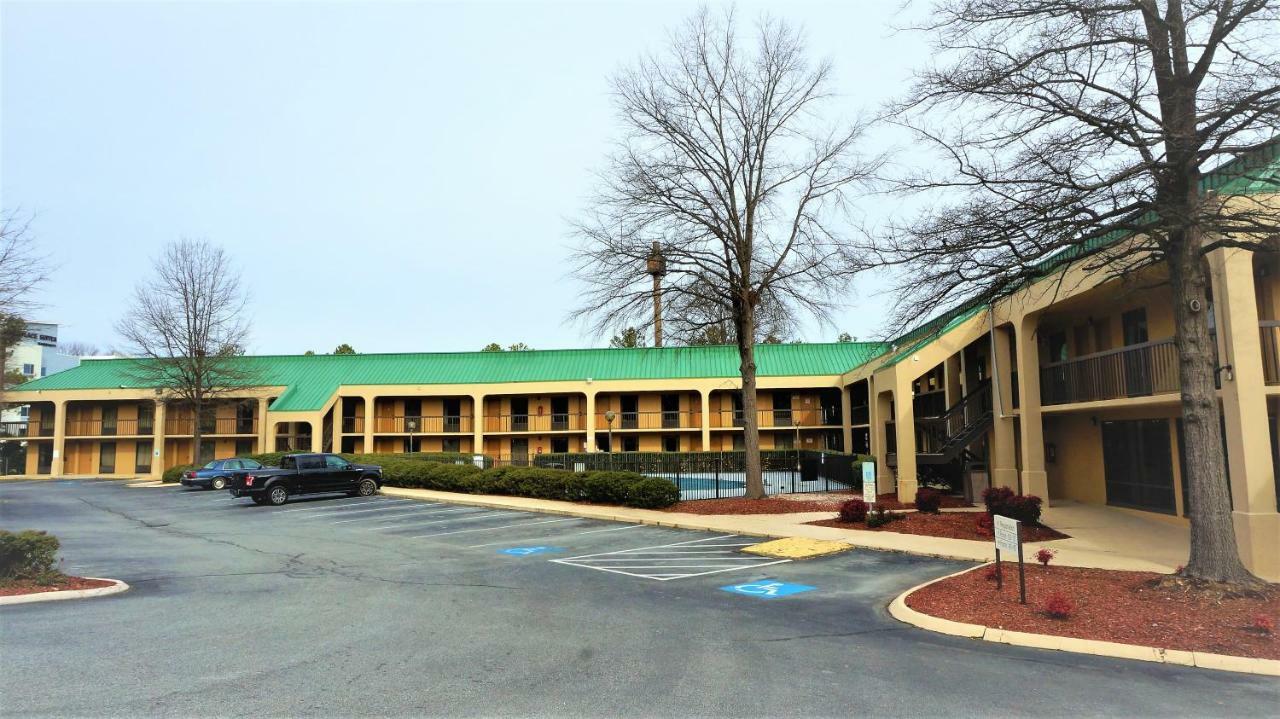 Howard Johnson By Wyndham Greensboro Near The Coliseum Экстерьер фото