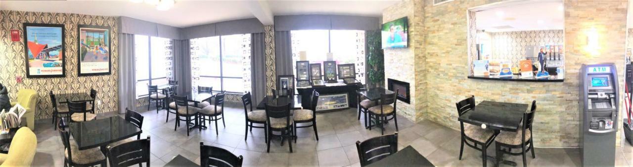 Howard Johnson By Wyndham Greensboro Near The Coliseum Экстерьер фото